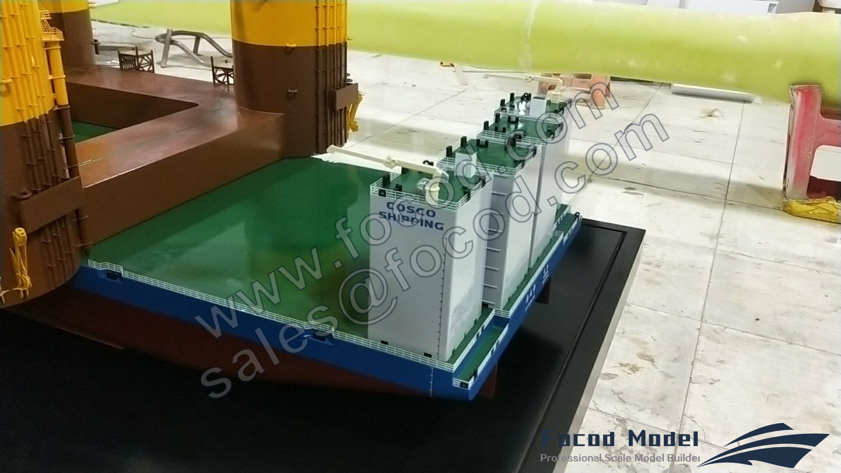 custom made model of Xin Guang Hua semi-submersible heavy lift vessel with cargo